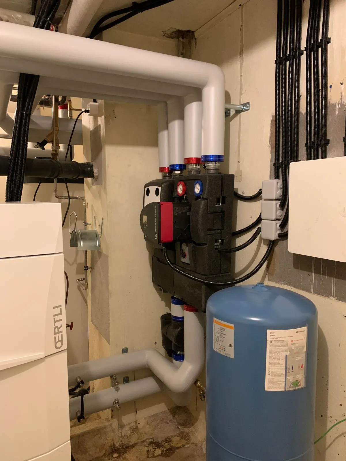 Local technique : groupe hydraulique, vase d'expansion et distribution calorifugée