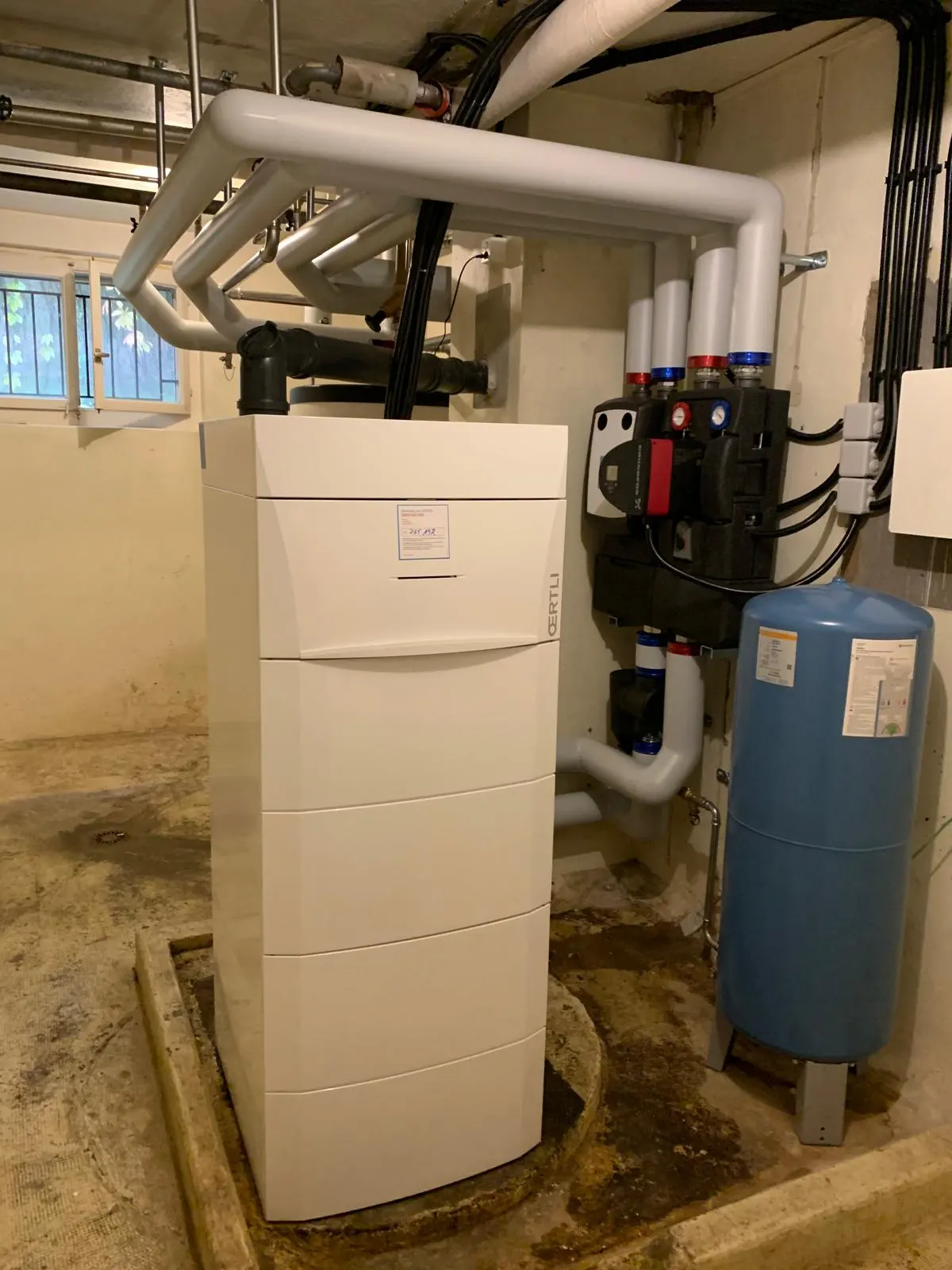 Local technique réalisé par Saphir M. Groupe : générateur, groupe hydraulique et vase d'expansion