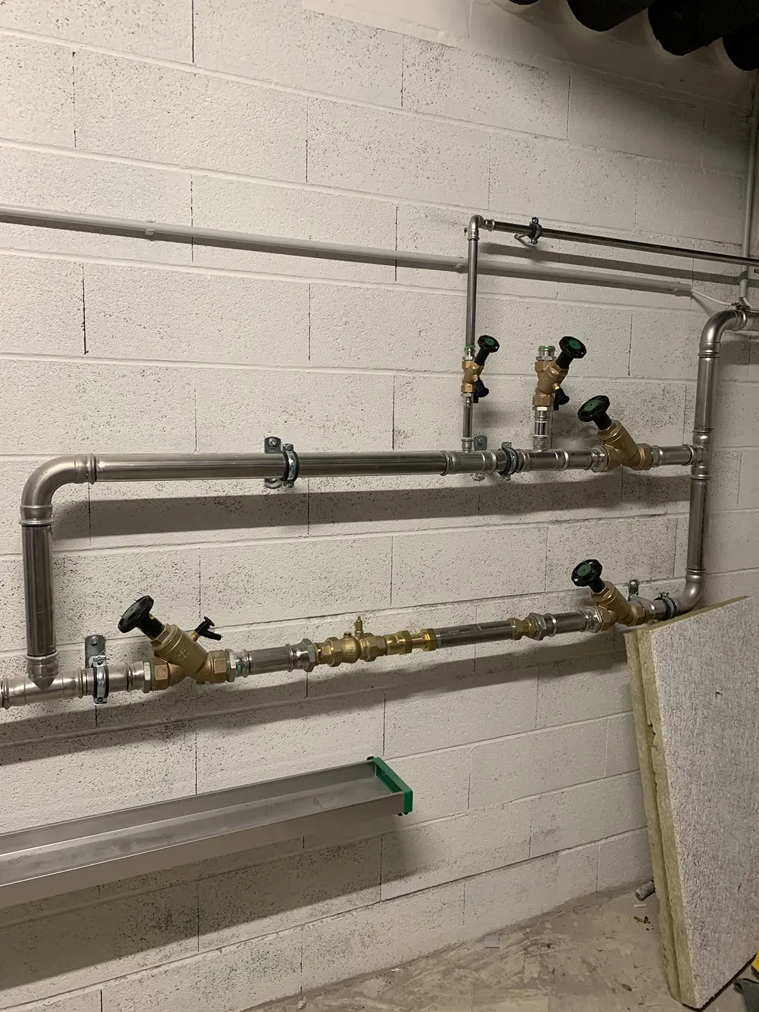 Second œuvre : réseau sanitaire et vannes d'arrêt posés sur chantier