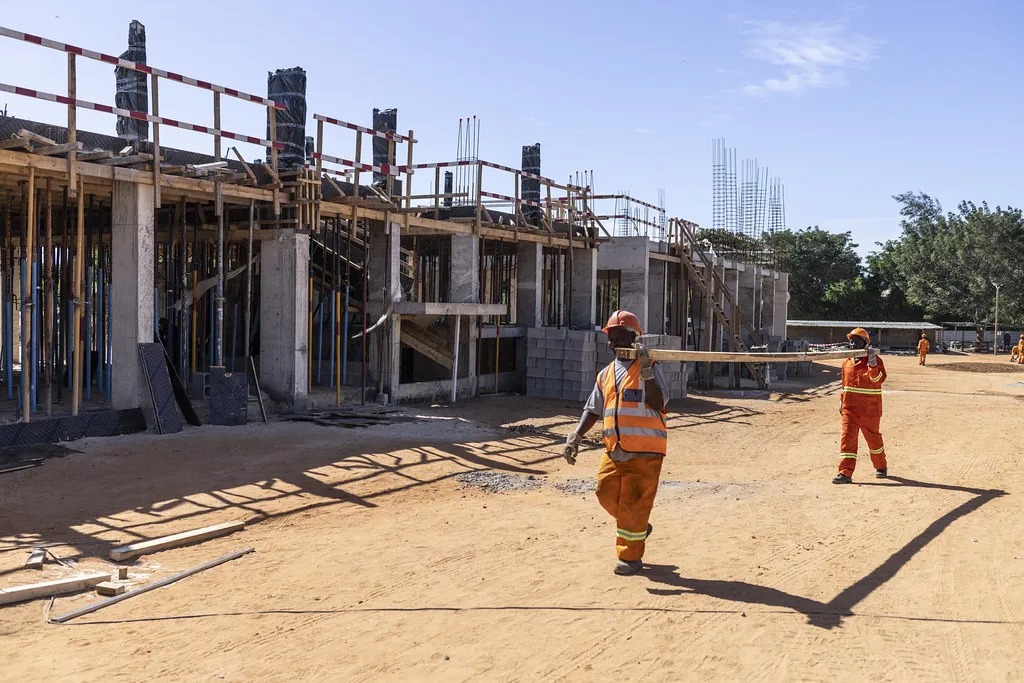 Chantier de construction en cours, ouvriers en tenue de sécurité
