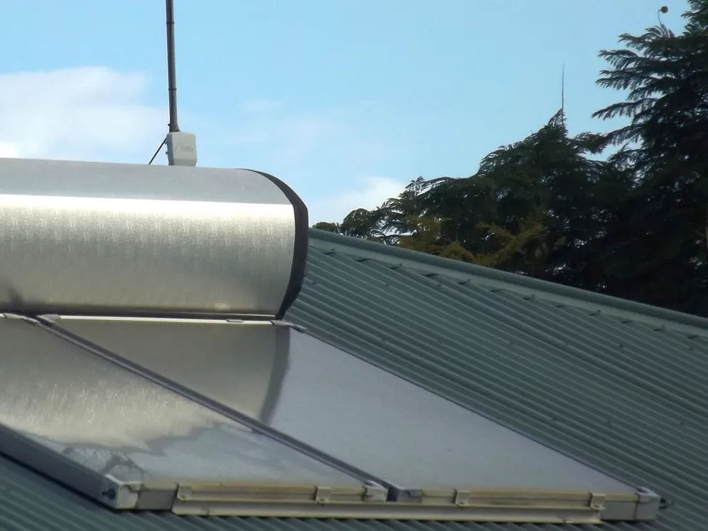 Chauffe-eau solaire à thermosiphon : ballon et capteurs plans posés sur une toiture