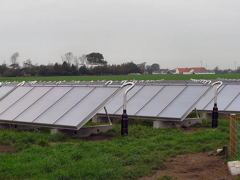 Longues rangées de capteurs solaires thermiques posés au sol