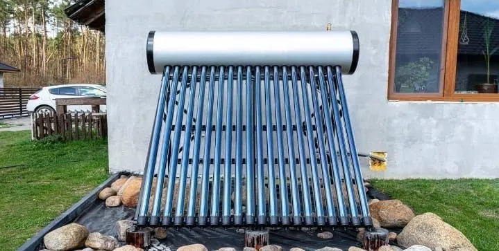 Chauffe-eau solaire à thermosiphon : rangée de tubes surmontée d'un ballon