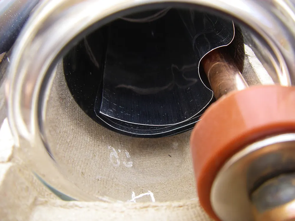 Vue de l'intérieur d'un tube sous vide : absorbeur et caloduc en cuivre