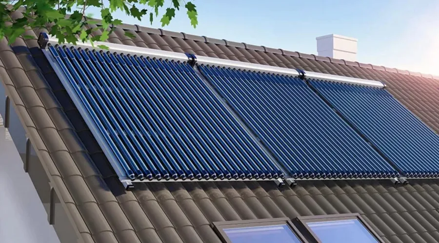 Capteurs solaires à tubes sous vide posés sur une toiture en tuiles